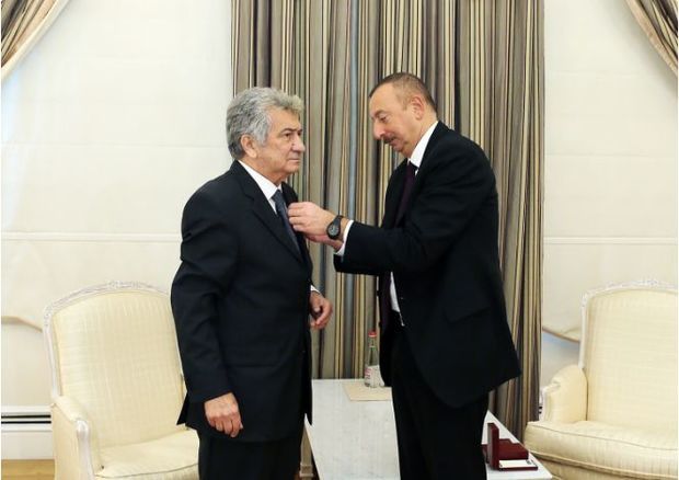 Prezident Rauf Abdullayevə “İstiqlal” ordenini təqdim etdi FOTO