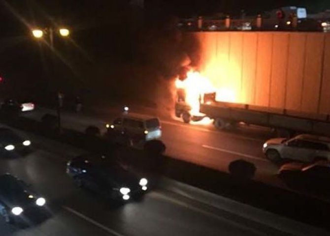 Bakı-Sumqayıt yolunda yük avtomobili yandı