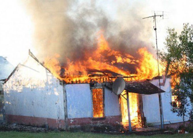 Azərbaycanda dəhşətli partlayış Təzyiq qadını evdən çölə atdı