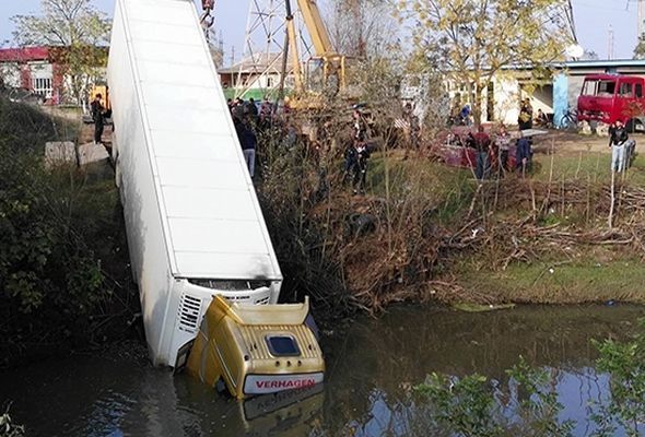 Astarada yük maşını aşdı FOTO