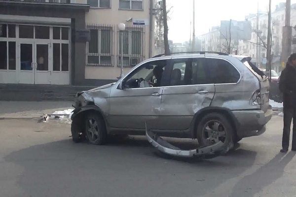 Bakıda "BMW X5" dəhşətli qəza törətdi: Ölən var