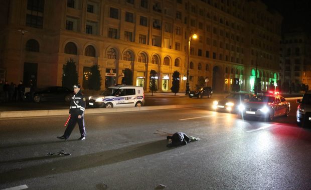 Piyada keçidinə məhəl qoymayan kişini iki avtomobil vurub öldürdü FOTO