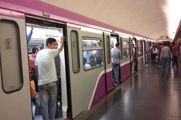 Bakı metrosunda aparıcını döymək istədilər FOTO