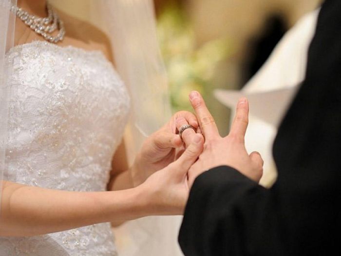 Niyə kişilər özlərindən böyük qadınlarla evlənir? PSİXOLOQ İZAH EDİR