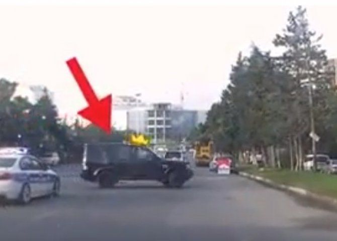 Yol polisindən gözlənilməz hərəkət "Qoşa xətti tapdalayan Range Roveri saxlamaqdan ona yol verdi"