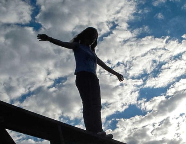 Bakıda gənc qız özünü 10-cu mərtəbədən atdı YENİLƏNİB