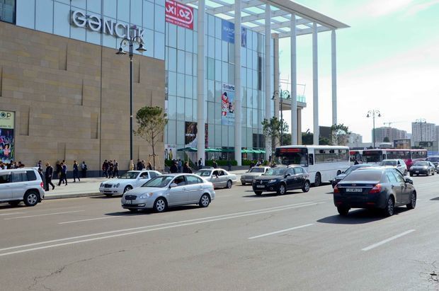 “Gənclik Mall”un icraçı direktoru ziyarətçiləri hədələdi