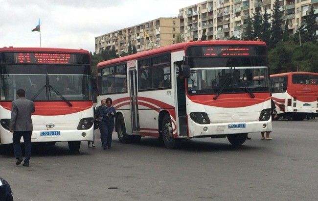 Binəqədi əhalisi yollarda qalıb Avtobuslar 45 dəqiqəlik yolu 2 saata gedir