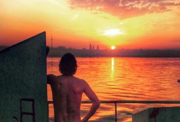 Bütün Xəbərlər Qalmaqallı əcnəbi yenə də Bakıda soyundu FOTO