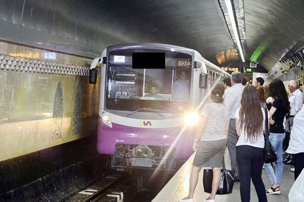 Metroda qadınları soydular