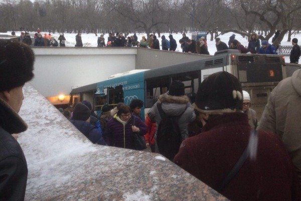 Moskvada avtobus metro keçidində qəza törətdi Ölən və yaralılar var - VİDEO