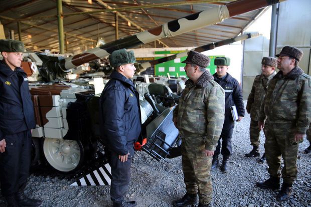 Zakir Həsənov tank bölmələrinin döyüş hazırlığını yoxladı FOTO