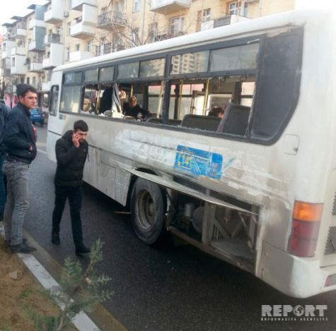 Bakıda betonqarışdıran maşın avtobusa çırpıldı yaralılar var - FOTOLAR