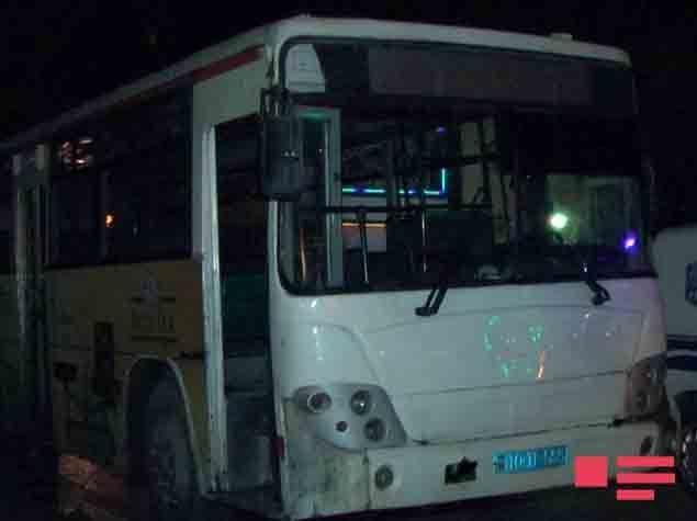 Bakıda avtobus motosikletlə toqquşdu, ölən və yaralanan var FOTO