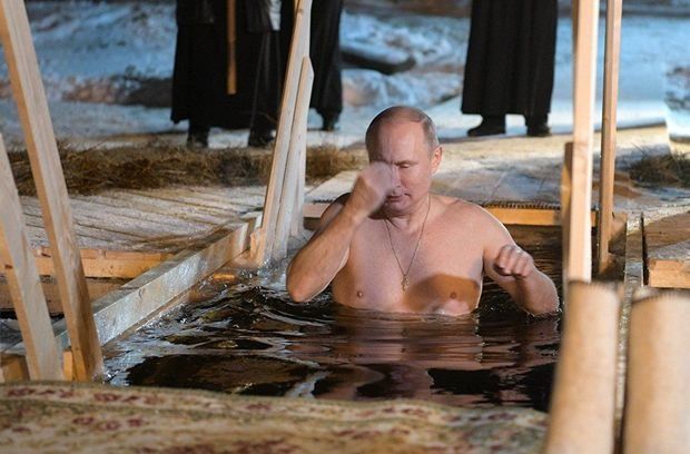 Putin mənfi yeddi dərəcədə çimdi - VİDEO
