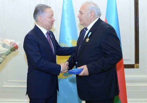 Nazarbayev Oqtay Əsədovu təltif etdi FOTO