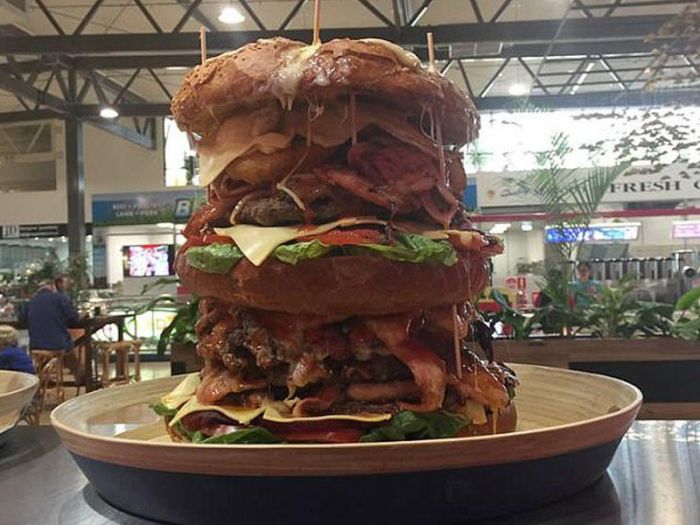 5 kiloluq nəhəng burger satılır - VİDEO
