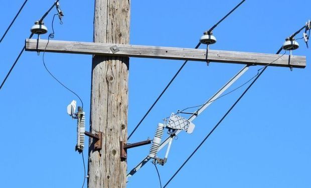 Bakıda qadın elektrik dirəyinə çıxaraq intihar etmək istədi