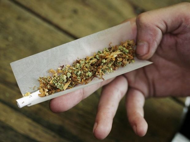 Narkotikə görə tutulan oğluna narkotik apardı