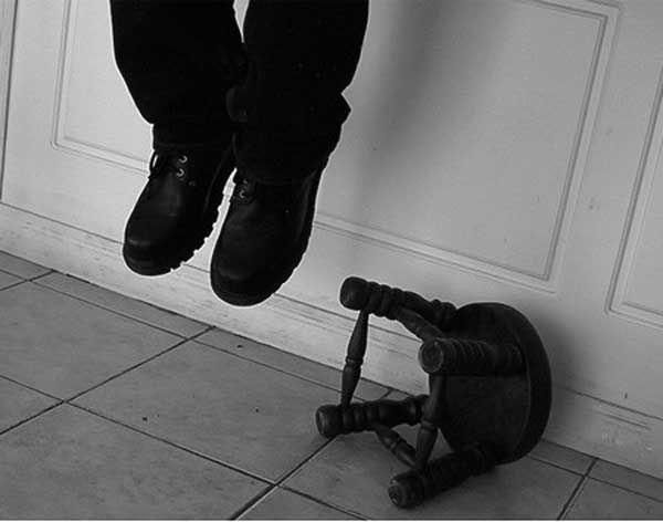 İçkili vəziyyətdə özünü asaraq intihar edib