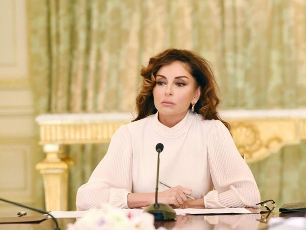 Mehriban Əliyeva Xalq yazıçısı Anarı təbrik edib