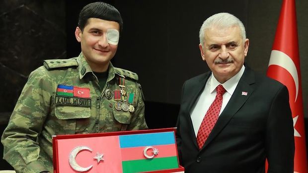 Binəli Yıldırım Qarabağ veteranı ilə görüşüb FOTO