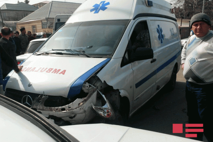 Qəzada yaralanan şəxsi aparan tibbi yardım maşını qəzaya düşdü