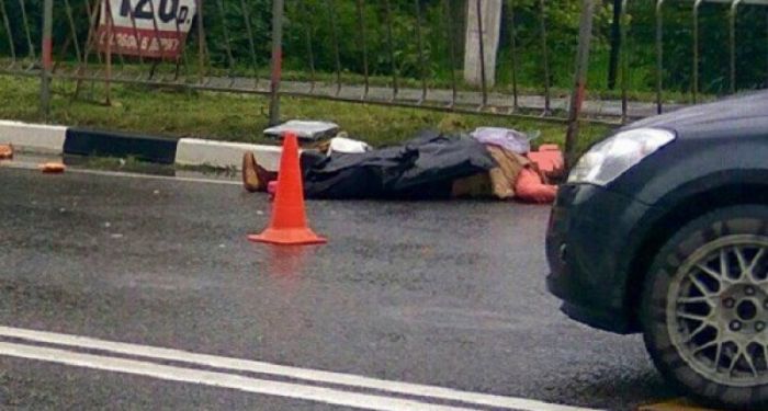 Maşınından düşüb yolu keçmək istədi Sürət qurbanı oldu