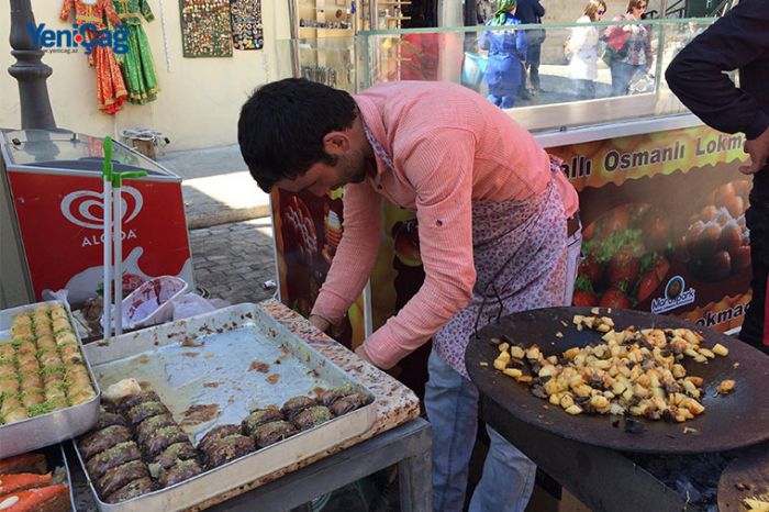 Əlcəksiz aşpaz, çirkli önlük, tüklü qutab ... “Bahar qalası”ndan REPORTAJ+FOTOLAR