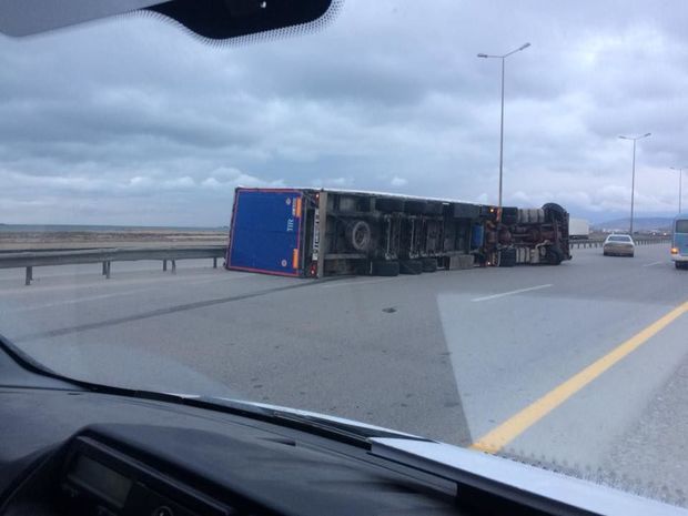 Güclü külək Bakıda üç yük maşınını aşırdı VİDEO