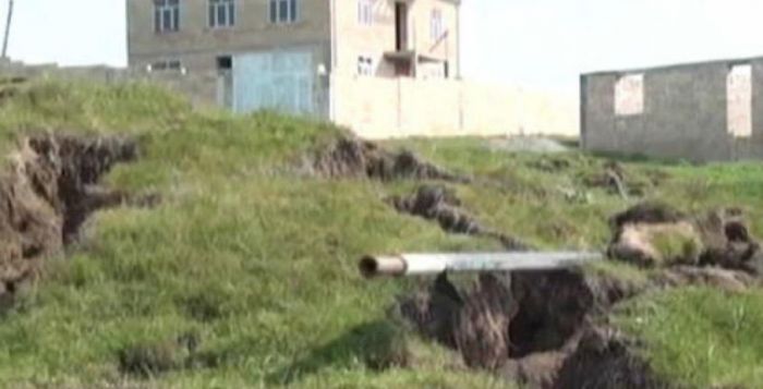 Şamaxıda daha bir kənddə sürüşmə baş verdi 2 evdə çatlar yarandı