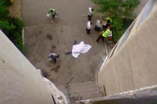 Sumqayıtda FACİƏ Gənc qadın 5-ci mərtəbədən yerə çırpıldı