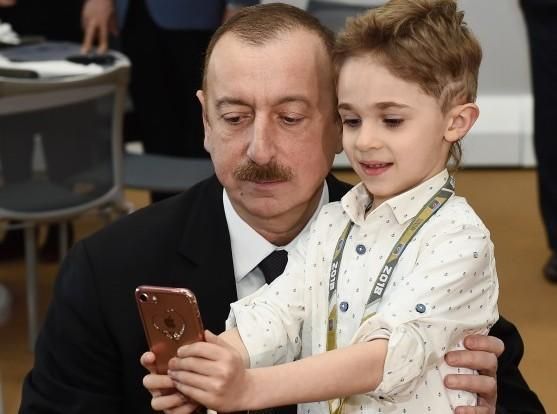 İlham Əliyevlə selfi çəkdirən uşaq məşhur futbolçunun oğludur FOTO
