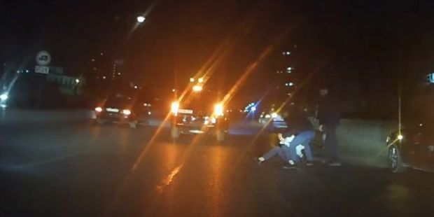 Bakıda yolun ortasında gənci vəhşicəsinə döydülər VİDEO