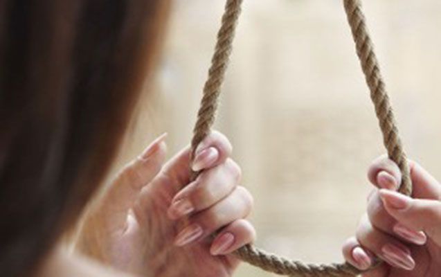 58 yaşlı qadın özünü hamamda asdı