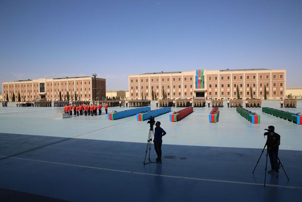 Gənc əsgərlər vətənə xidmət üçün and içir