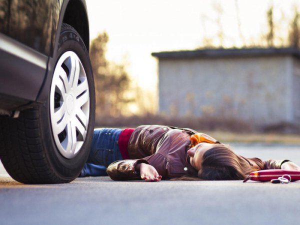 26 yaşlı qızı maşın vurdu Vəziyyəti...