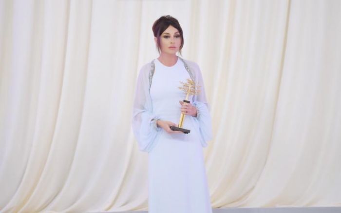 Mehriban Əliyeva xalq artistlərini mükafatlandırdı