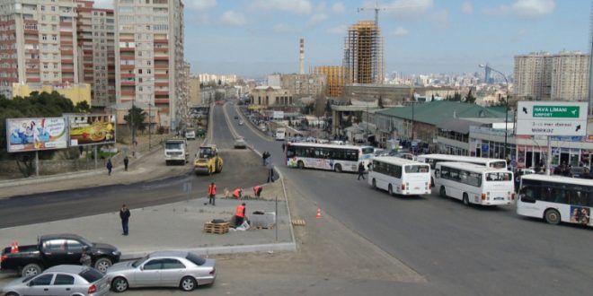 Bakıda qadın sürücü maşını aşırdı, ağır yaralanaraq şoka düşdü