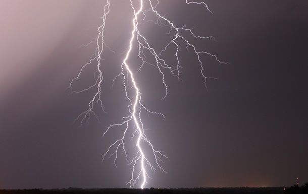 Anasının qəbri üstündə telefonla danışan gənci ildırım vurdu