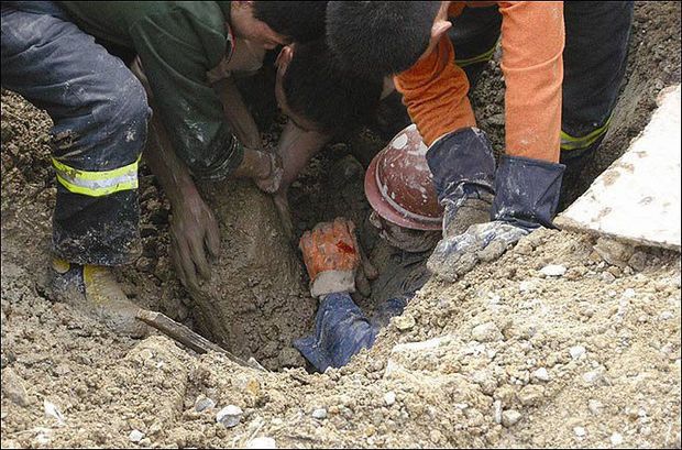 Sumqayıtda torpaq uçqunu: Ölən var