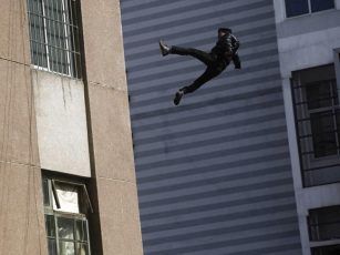 İntihar etmək istəyən şəxsi havada tutdular Qorxunc görüntü