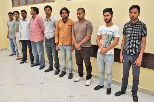 Qaydaları pozan 15 əcnəbi saxlanılıb