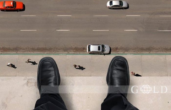 Xırdılanda gənc oğlan özünü körpüdən atdı