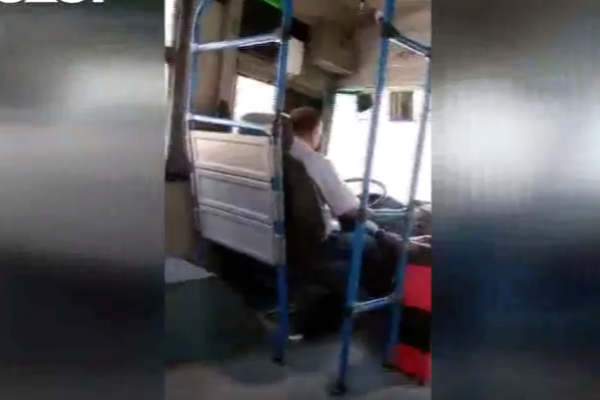 Bakıda avtobus sürücüsü sərnişini yaraladı - ''elə sürürərəm ki, qıraram sizi'' - VİDEO