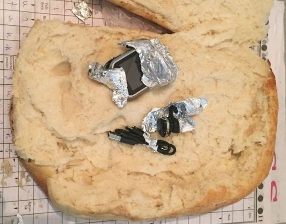 Həbsdə olan nəvəsinə çörəyin içində telefon keçirmək istəyən baba saxlanıldı FOTO