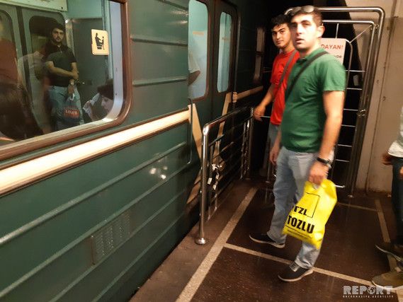 Bakı metrosunda maşinist stansiyaya çatmamış qatarın qapılarını açdı - VİDEO