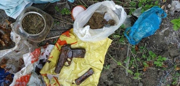 Məhkumun həyətində silah və narkotik aşkarlanıb FOTO