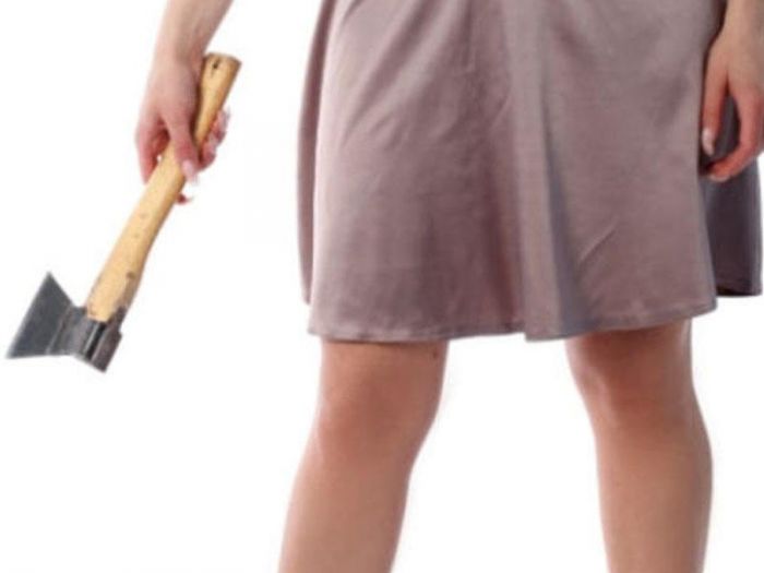 Qobustanda gəlin ərini döyüb qayınanasını baltaladı