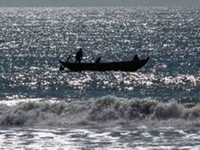 Xəzərdə batan qayıqda bir nəfər xilas edilib, digərinin axtarışları aparılır